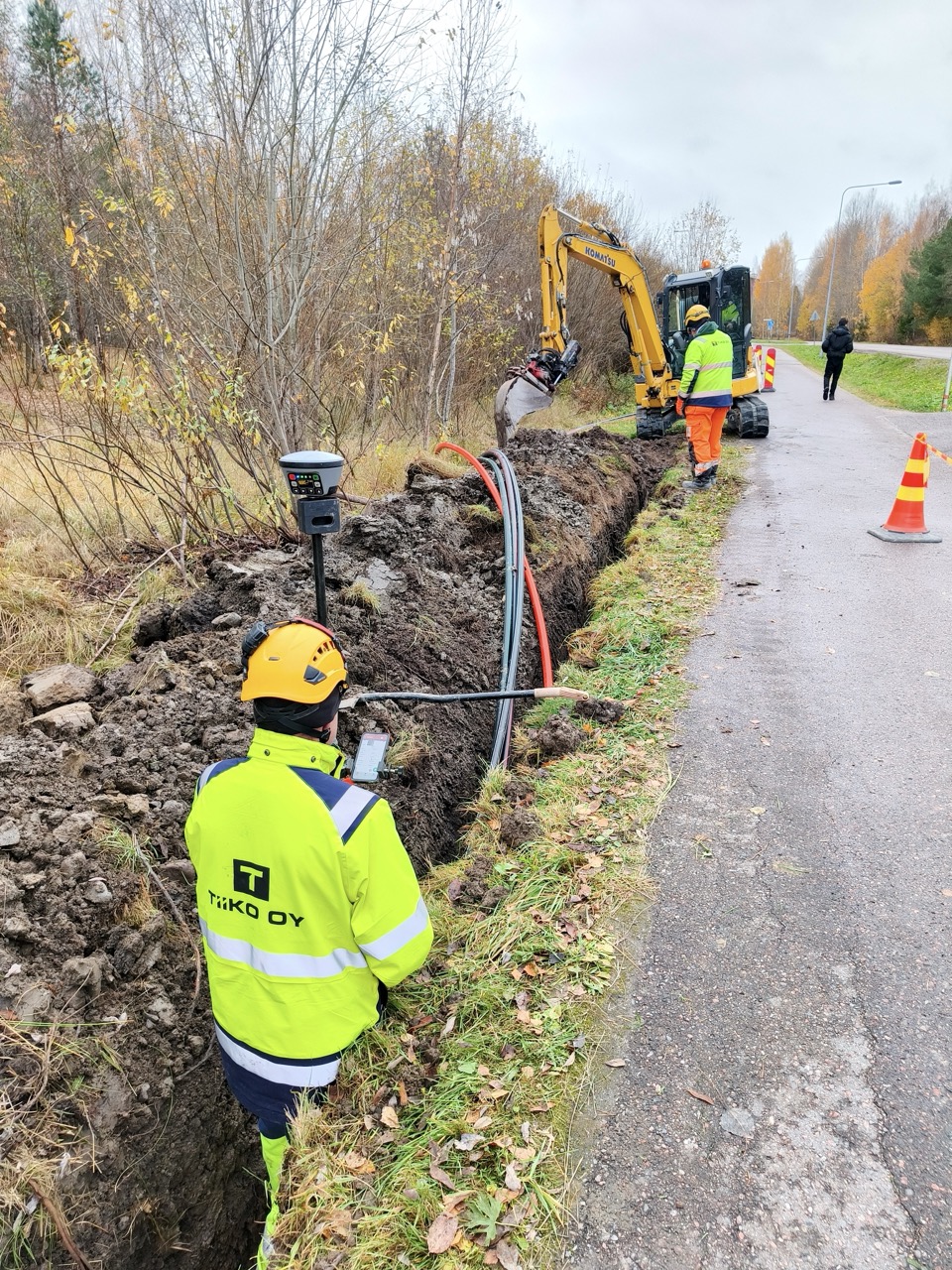 IMG20241022143624 — крупный размер Our customer Tiiko Oy laying cable at the correct depth of 70 cm at one of the sites